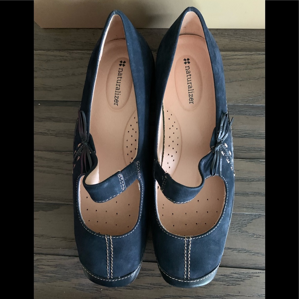 Brand newWoman Navy suede Naturalizer Size 10 W Never was worn brand new